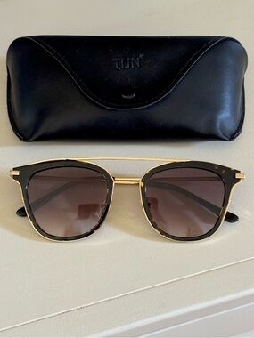 NWT TIJN eyewear sunglasses gold hardware tortoise shell sunnies w/ travel case
